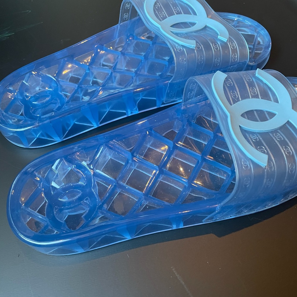 CHANEL Interlocking CC Logo Rubber Slides (39) - Picture 5 of 11
